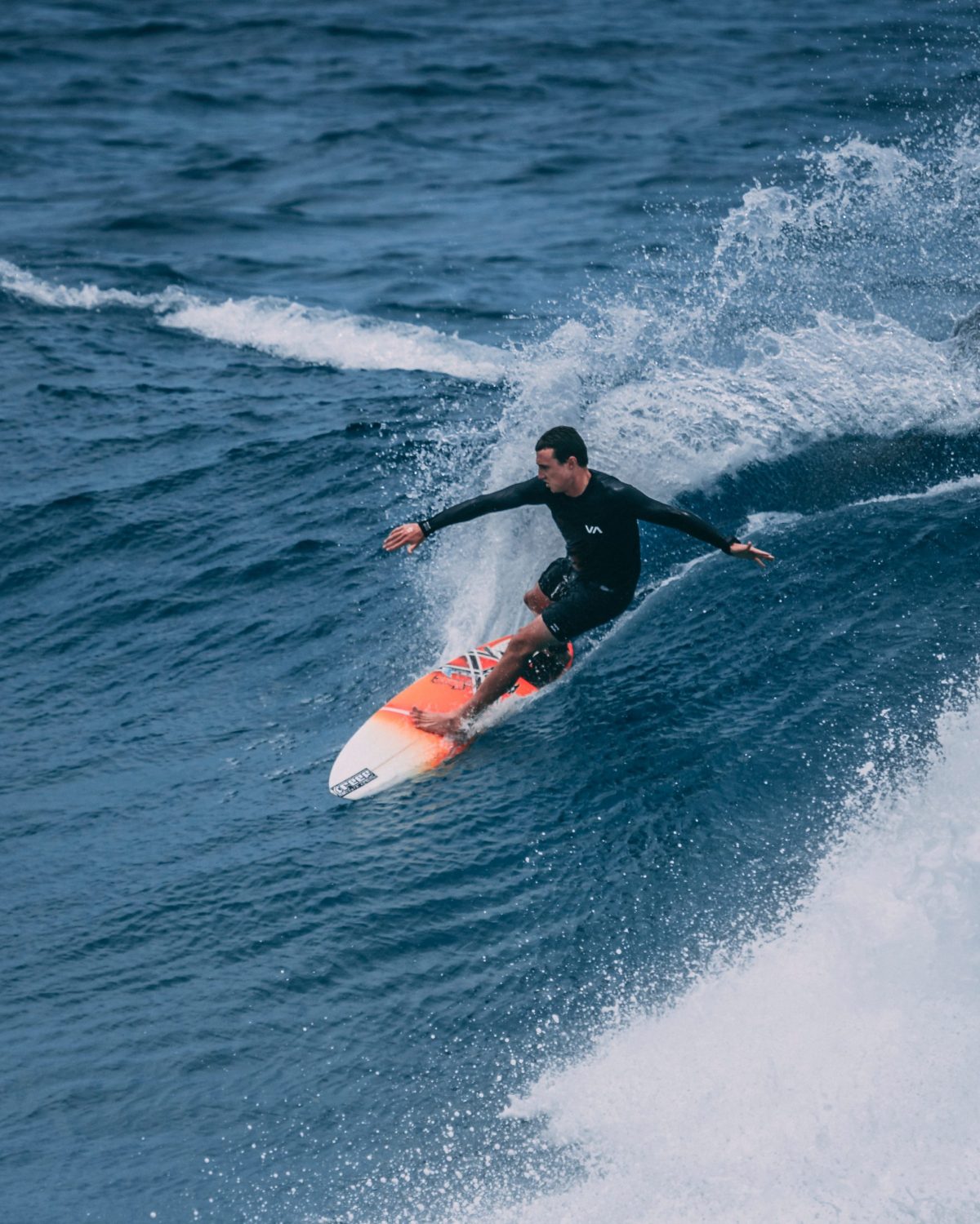 Co sprzyja jeździe na desce do wakesurfingu?